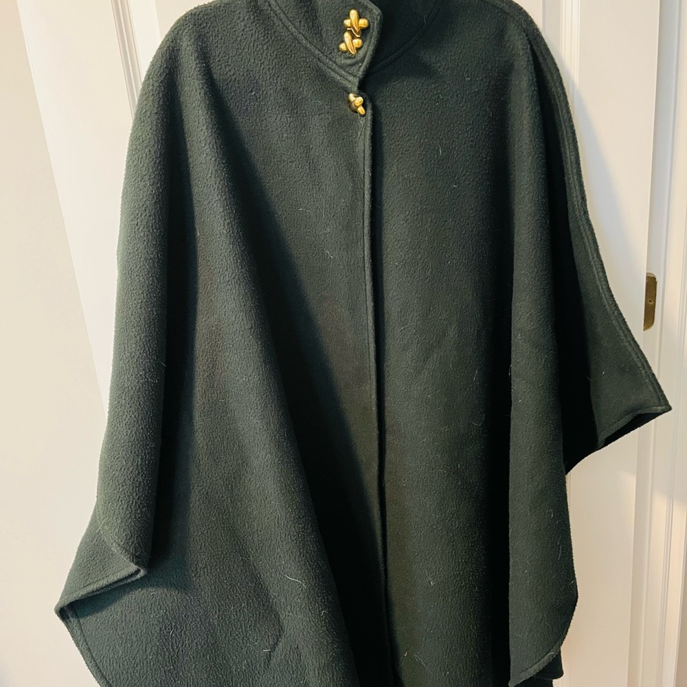 Elegant Hunter Green Cape with Gold Buttons - Picture 3 of 3